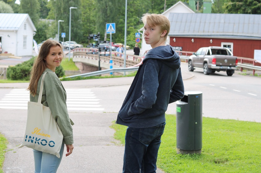 Some-agenterna Nea Engberg och Thomas Stremmelaar i Ingå centrum.