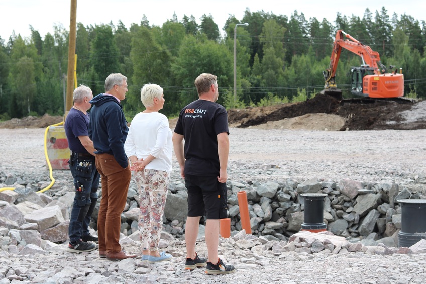 Raimo Kauppila, Mikael Pentikäinen, Ulla Gunnarsson och Tom Bäckström på Ingåports företagsområde.