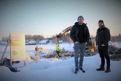 Hendrik och Christoffer Enberg vid byggarbetsplatsen.