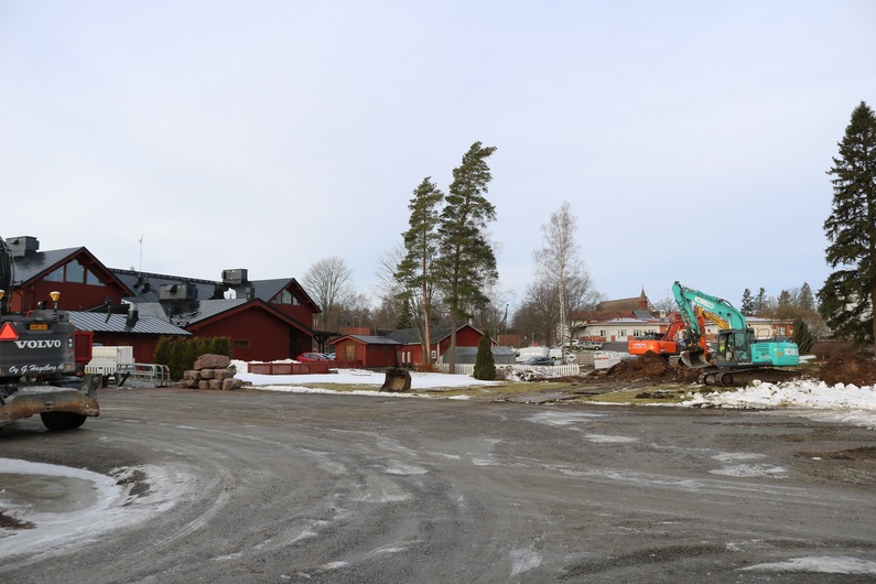Ingåstrands byggarbetsplats med grävmaskiner och lastbilar.