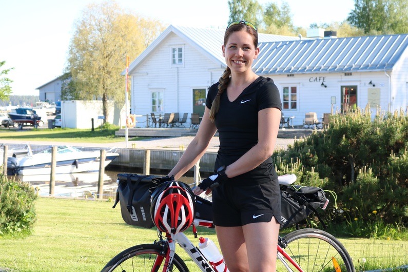 Hanna Kanerva med sin landsvägscykel i Ingå centrum.