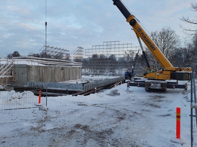 Kyrkfjärdens skola helmikuussa 2022 kun sääsuojaa rakennetaan.