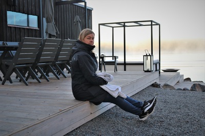 Jannica Pikkarainen The Barö -saunan terrassilla.