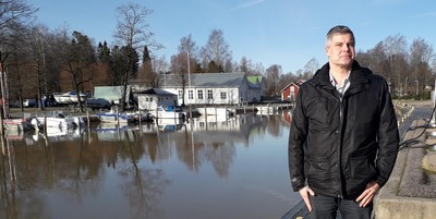 Jussi Pohjonen på en brygga i Ingå.
